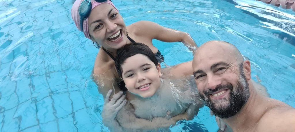 Alexandro, esposa e filho na piscina do clube